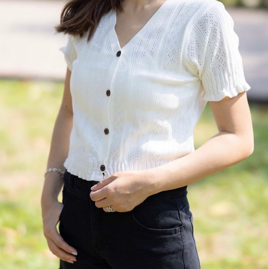 【現貨】T0184 春日人人適合系列 ☀️ 荷葉邊通花上衣